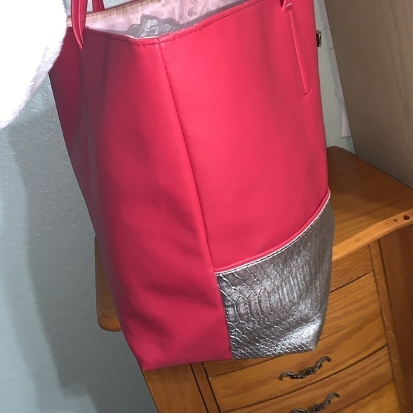 Vince Camuto, large gift tote - Picture 6 of 15